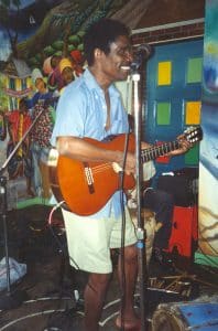 Manno Chalmay en concert au Tap-Tap Restaurant de Miami en 1994.© Peter Eves