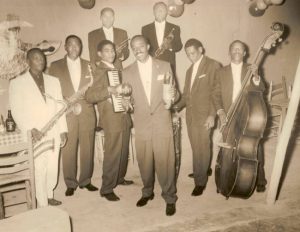 L'Ensemble Aux Calebasses de Nemours Jean-Baptiste en 1957 dans ce qui est considéré comme la troisième version de l’orchestre de Nemours, quand il se produisait encore à la discothèque Aux Calebasses. Nemours est en costume blanc sur la gauche. Le chanteur Julien Paul est au centre avec les maracas. A ses côtés, Richard Duroseau à l'accordéon et Ketzer Duroseau au tambour. Augustin Fontaine est à droite à la contrebasse.