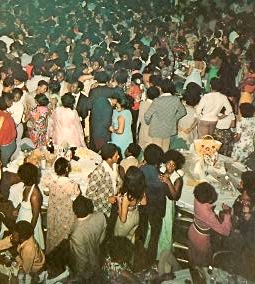 Photo (extraite de l'un des premiers albums des Shleu Shleu) de danseurs dans la diaspora à la fin des années 1960. Ces soirées dansantes contribuent à ressouder les liens au sein des "koloni" (colonie) d'Haïtiens vivant lòt bo dlo (de l'autre côté de la mer).