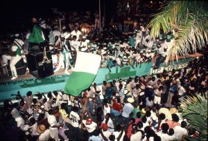 D.P. Express au carnaval de Port-au-Prince, jouant sur un cha (chars tractés), entouré de milliers de fans.© Steve Winter