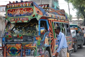 Un taptap (bus typique d’Haïti) dont la façade affiche clairement la préférence de son propriétaire au mini-djaz Skah Shah #1.© Gage Averill